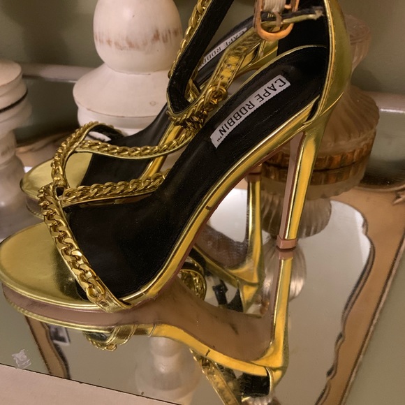 Strapping heels - Picture 3 of 3